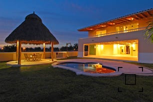 Complejo departamental en Puerto Cancún